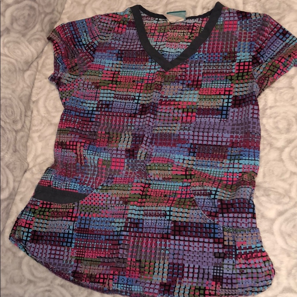 Women’s fitted scrub top, pattern, size S